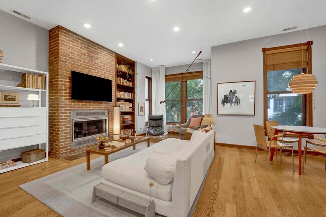 Building Photo - 1111 N Mozart St