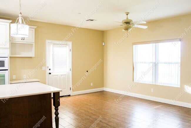 Building Photo - Spacious Custom Home Near Lindsay and McKe...