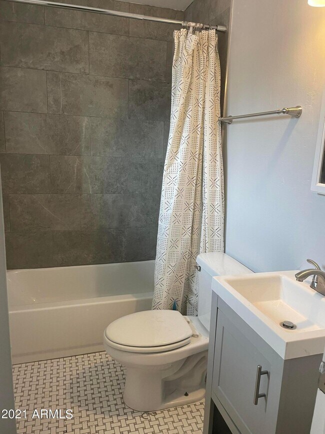 Building Photo - 2242 N 29th Pl