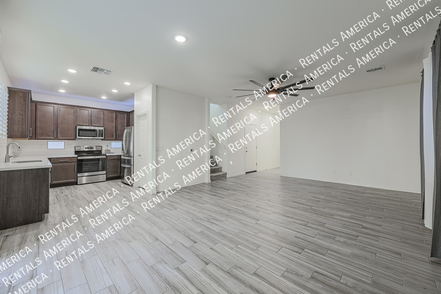 Building Photo - 12038 W Polk St