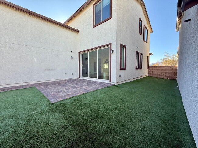 Building Photo - 3/BD 2.5/BA Contemporary Comfort in a Prime Location!