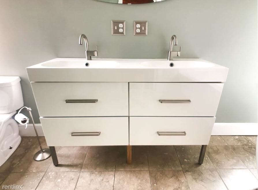 Bathroom - 2911 Poplar St