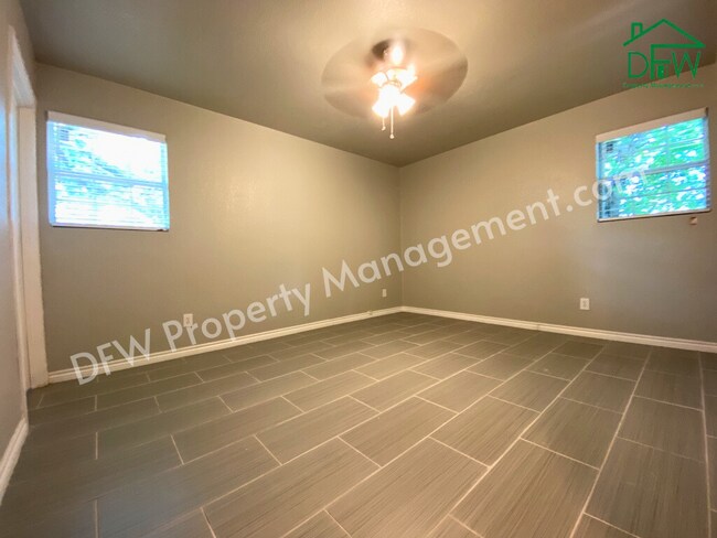 Building Photo - Charming 4 Bedroom 2 Bathroom Home on a Corner Lot in Fort Worth!