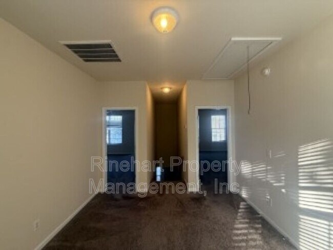 Building Photo - 2413 Woodridge Dr