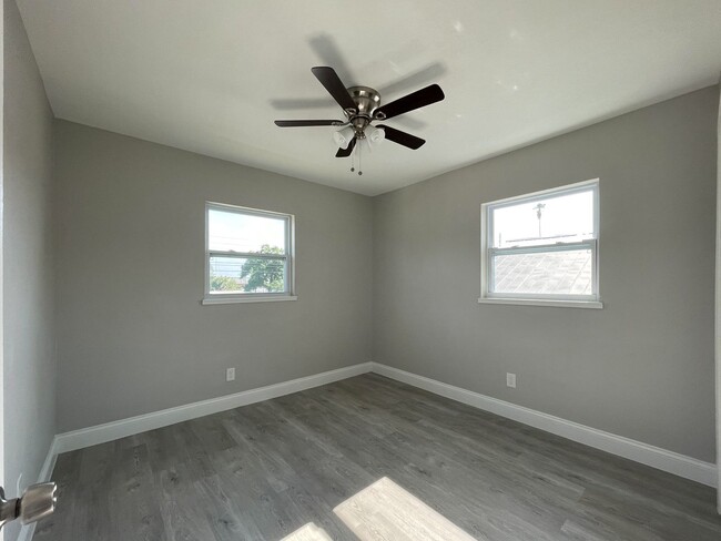 Building Photo - 2704 E Columbus Dr