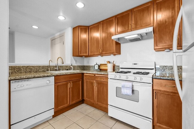 Building Photo - Luxurious Modern Condo in Alhambra