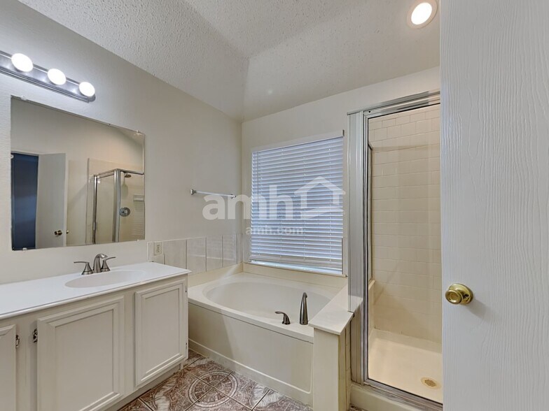 Building Photo - 8520 Auburn Dr