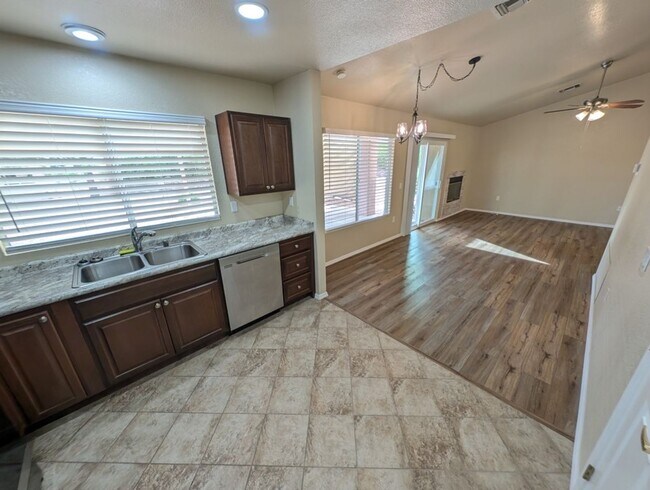 Building Photo - 9729 Buckhorn Dr