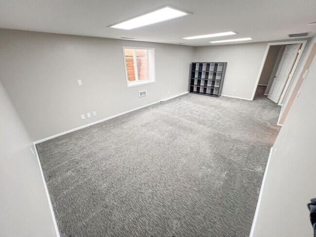 Building Photo - 147 W Fremont Ave