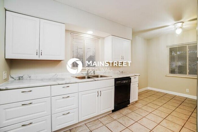 Building Photo - 3 Bedroom Pet-Friendly Home in COLUMBUS, OH with Main Street Renewal
