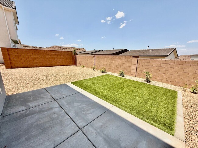 Building Photo - BRAND NEW Four Bedroom Townhome in Desert ...