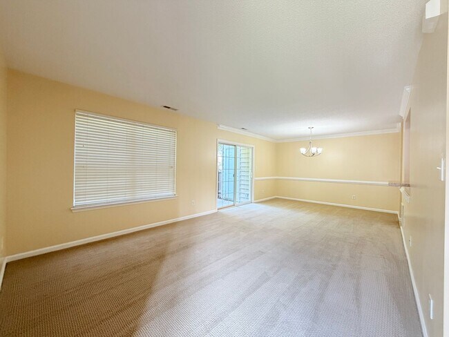 Building Photo - Bright 2 bed end unit Williamsburg