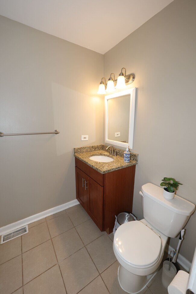 Building Photo - 503 E Valley Ln