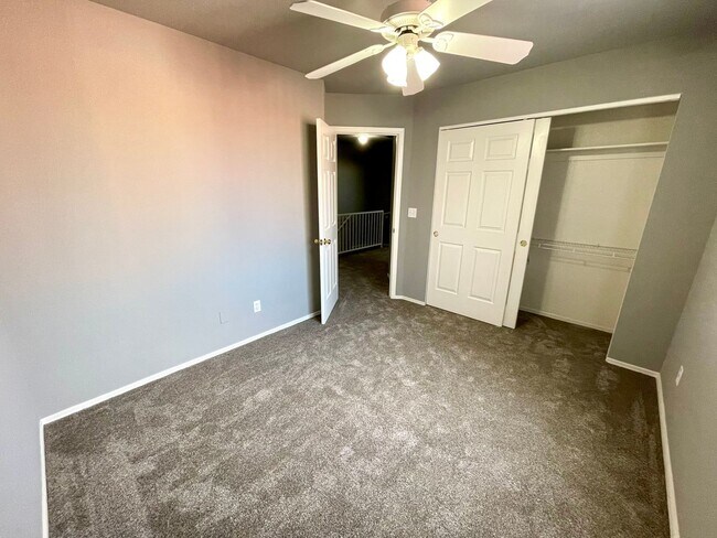 Building Photo - Nice 3 bedroom, 2.5 bathroom home in quiet neighborhood