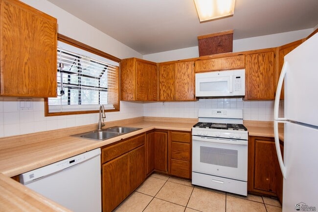Building Photo - 2645 S Nogales Ave
