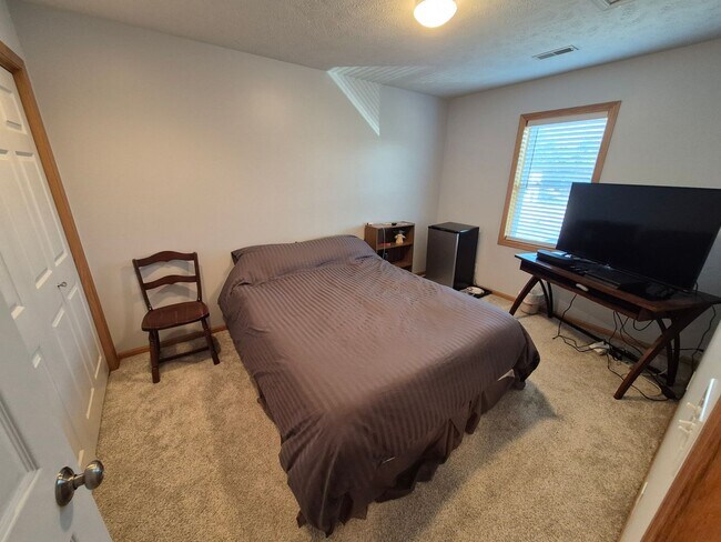 Building Photo - Townhome overlooking Park w/ Laundry & Att...