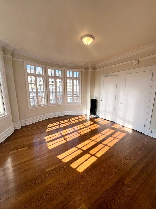 Building Photo - Sunny Corner Unit in Nob Hill/Downtown Location