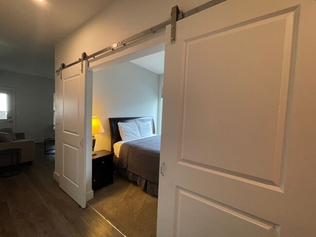 Building Photo - FURNISHED 1 BEDROOM 1 BATH APARTMENT  - BREMERTON