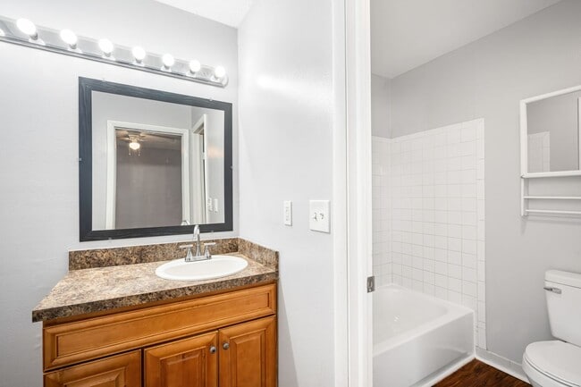 Building Photo - Affordable 3/2 in the Heart of Town And Co...