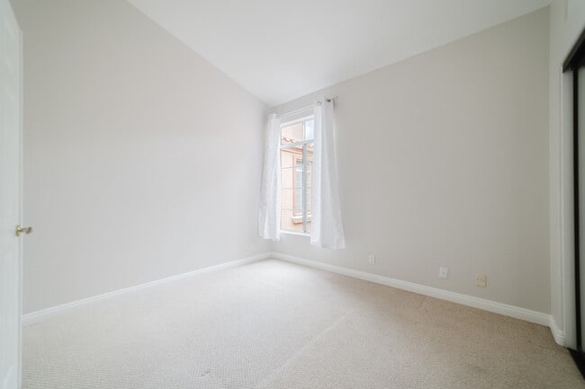 Building Photo - 3547 Cameo Dr