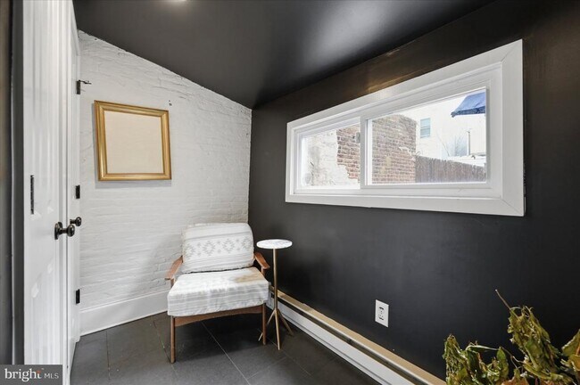 Building Photo - 1902 E Hagert St