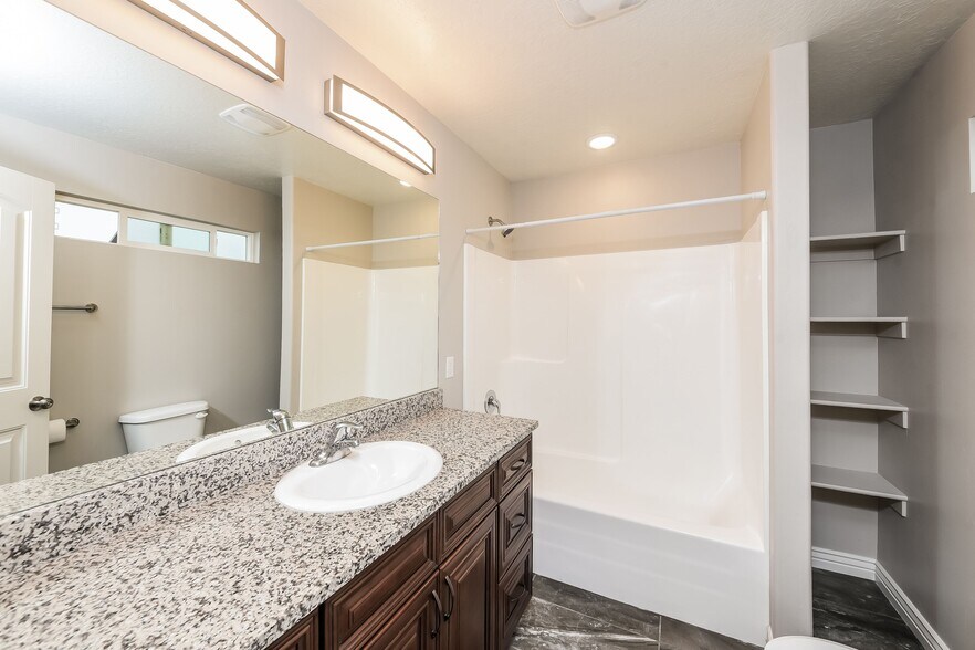 Building Photo - 2251 E Maple Dr
