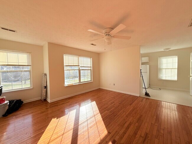 Building Photo - 429 Sara Leigh Dr