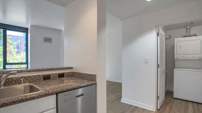 Building Photo - 250 King St