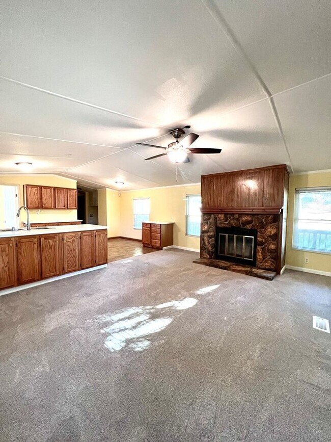 Building Photo - 2 Bedroom On Nicely Sized Lot