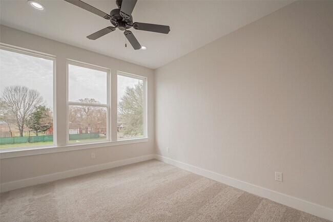 Building Photo - 918 St Clair St