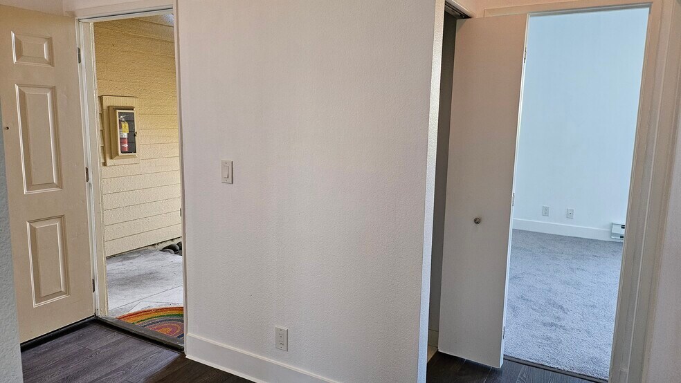 Building Photo - 245 Lakeshore Ct