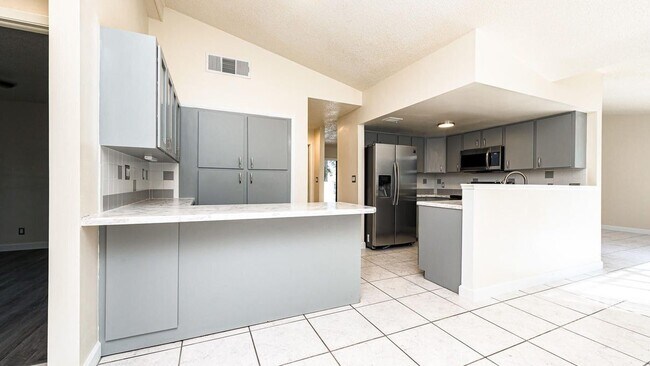 Building Photo - 4 Baywood Dr