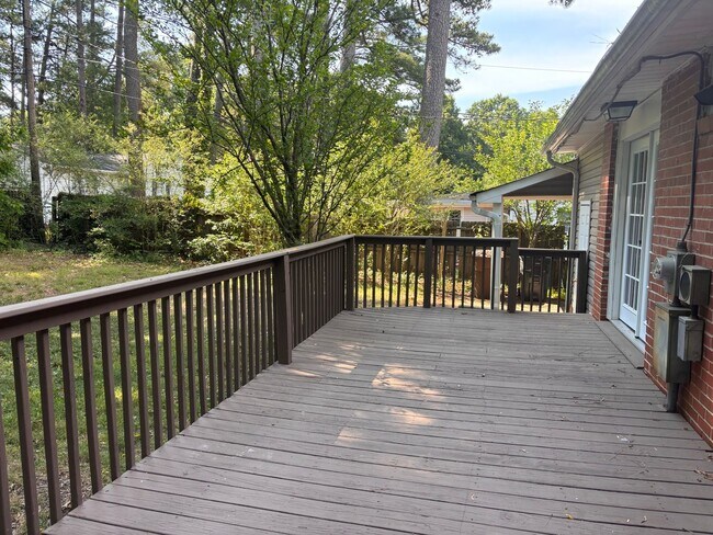 Building Photo - Remodeled 3BR in Guilford Hills