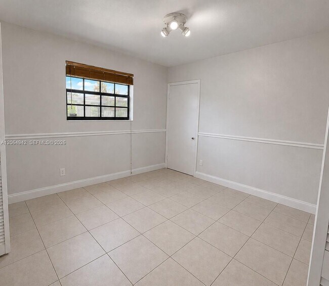 Building Photo - 525 SW 78th Ct