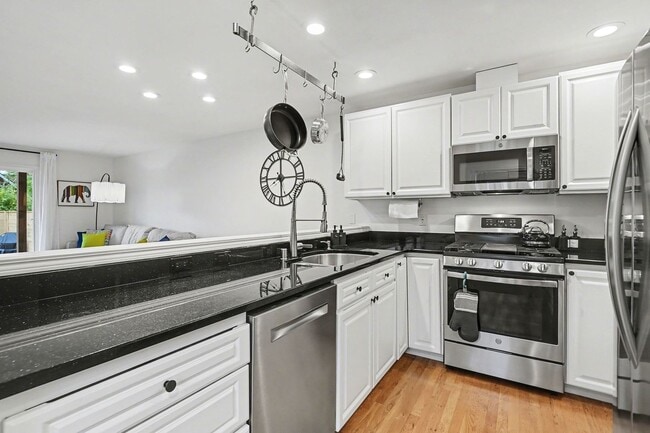 Building Photo - 3bd/3ba Seattle Home