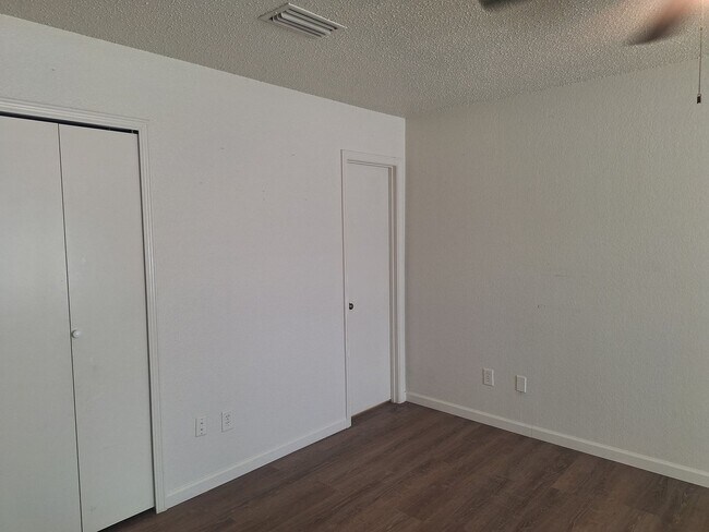 Building Photo - 3944-3946 Queens Ct