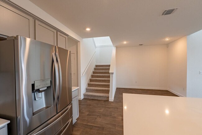 Building Photo - Modern 4 bedroom, 3 bathroom home in Canta...