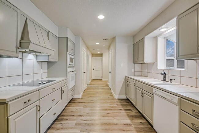 Building Photo - 11 Brookhollow Dr