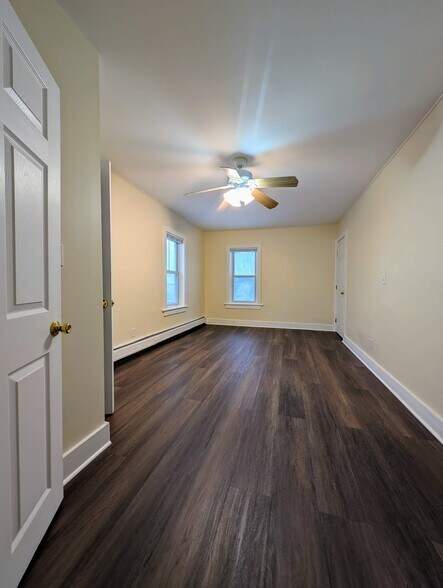 Large Bedroom with closet - 409 Pennsylvania Avenue