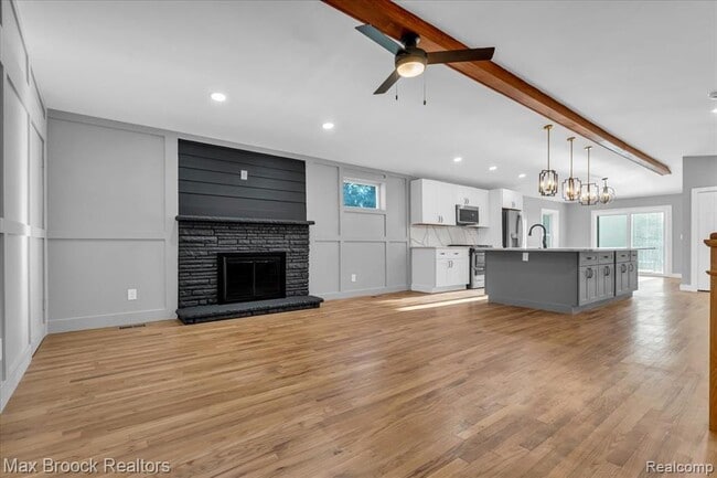 Building Photo - 1654 Giddings Rd