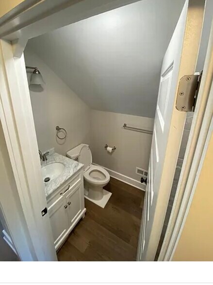 Bath 2 - 2885 Erie Ave