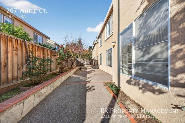 Building Photo - 207 White Ct