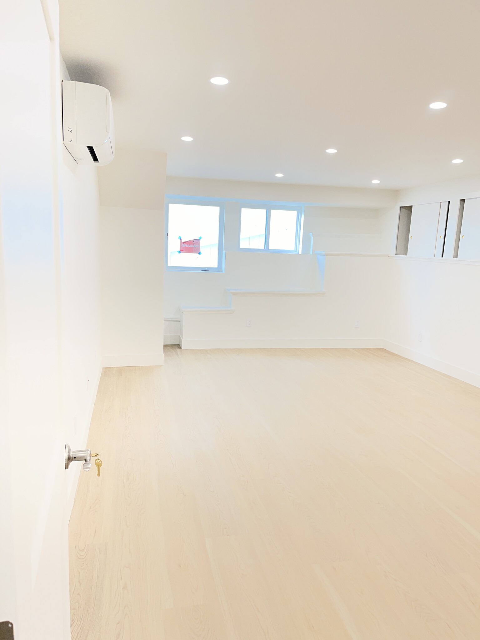 Building Photo - 633 Rocca Ave