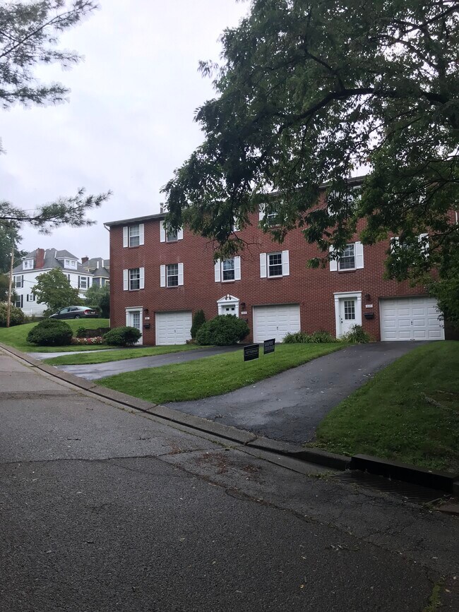 Primary Photo - 921 Guyasuta Ln