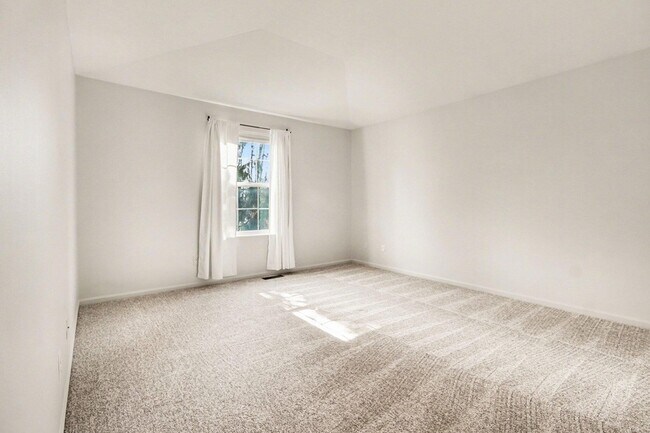 Building Photo - 125 Commons Cir