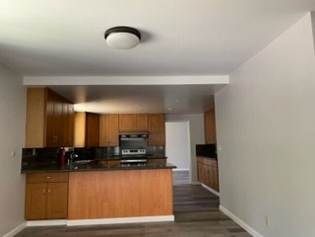 Building Photo - -Spacious 4 Bed 2.5 Bath, House, with Hew Hardwood Floors throughout -