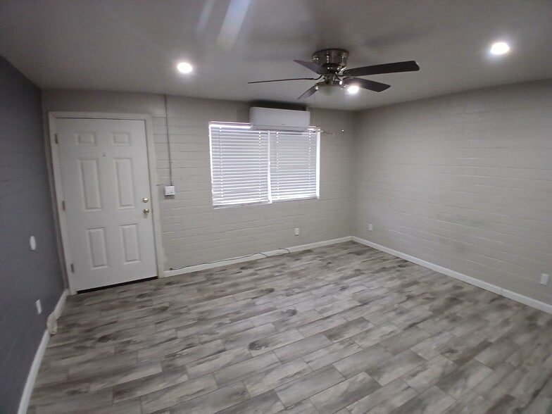 Building Photo - 2332 N Catalina Ave