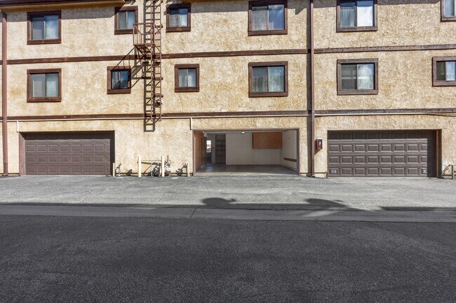 Building Photo - 515 W Gardena Blvd