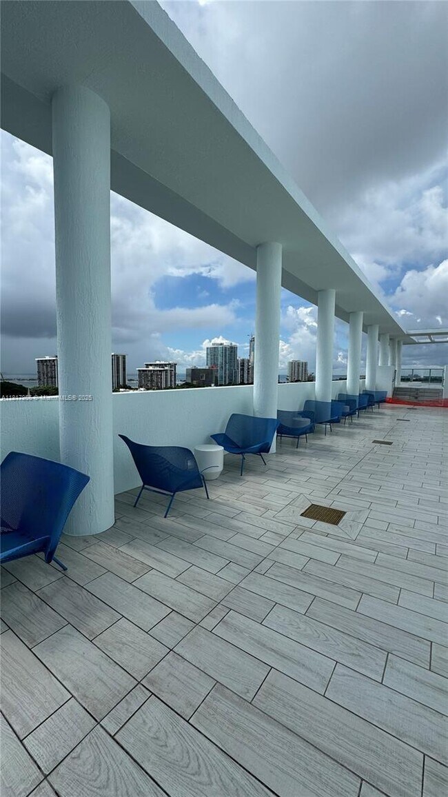 Building Photo - 1600 SW 1st Ave