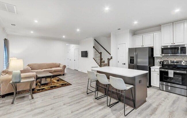Building Photo - 4 Connaught Ct
